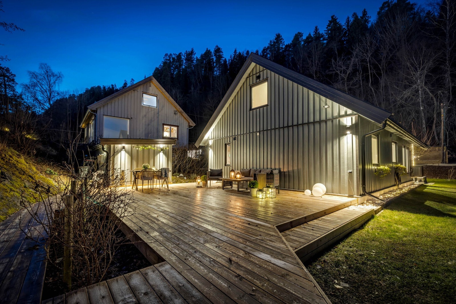 I 2023 fikk tomten nytt gjerde, nye utestikk og nye musebørster, i tillegg til ny utebelysning med sol- og lyssensor. Galleribilde