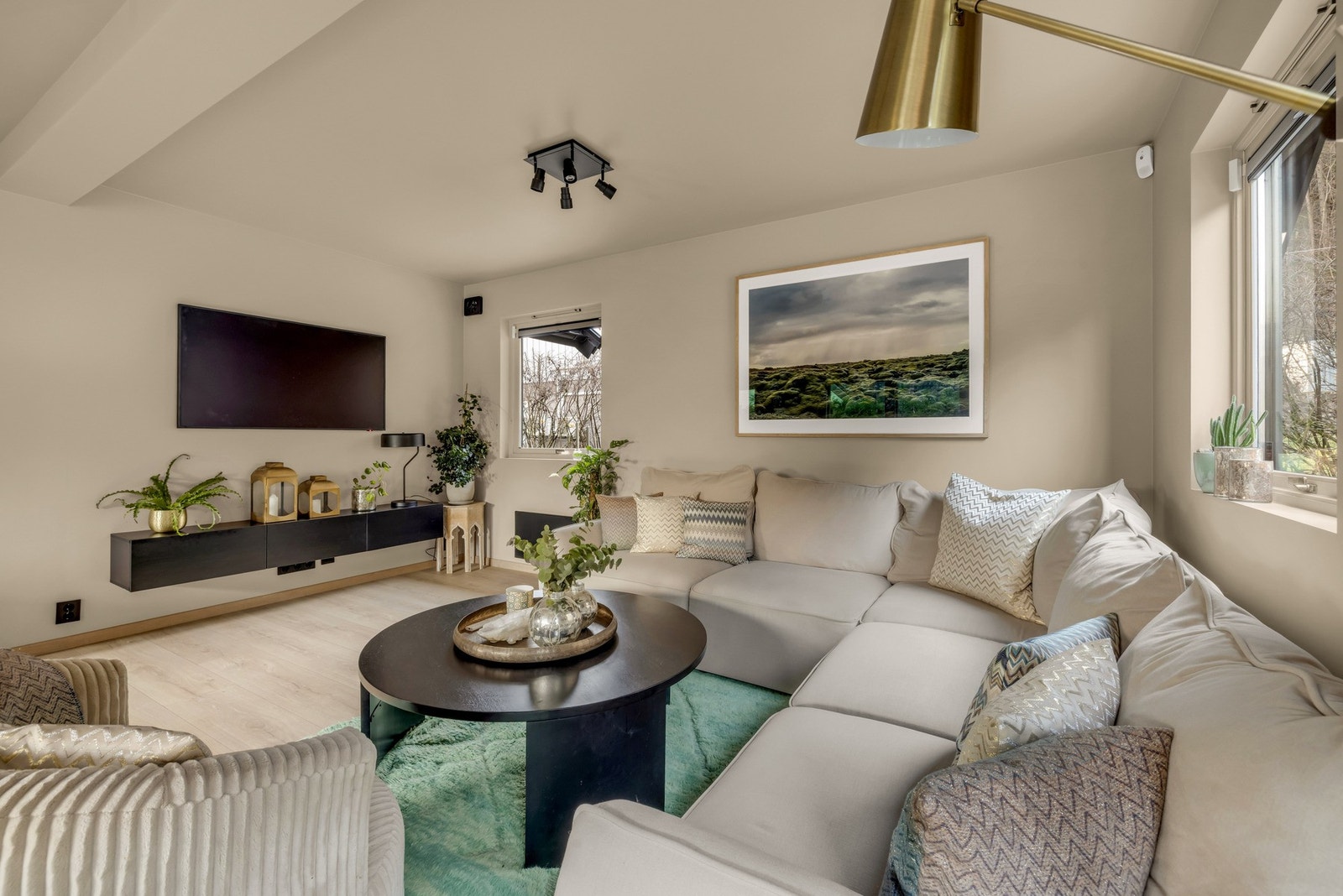 Tak og vegger holdt i samme beigefarge gjennomgående i boligen. Galleribilde