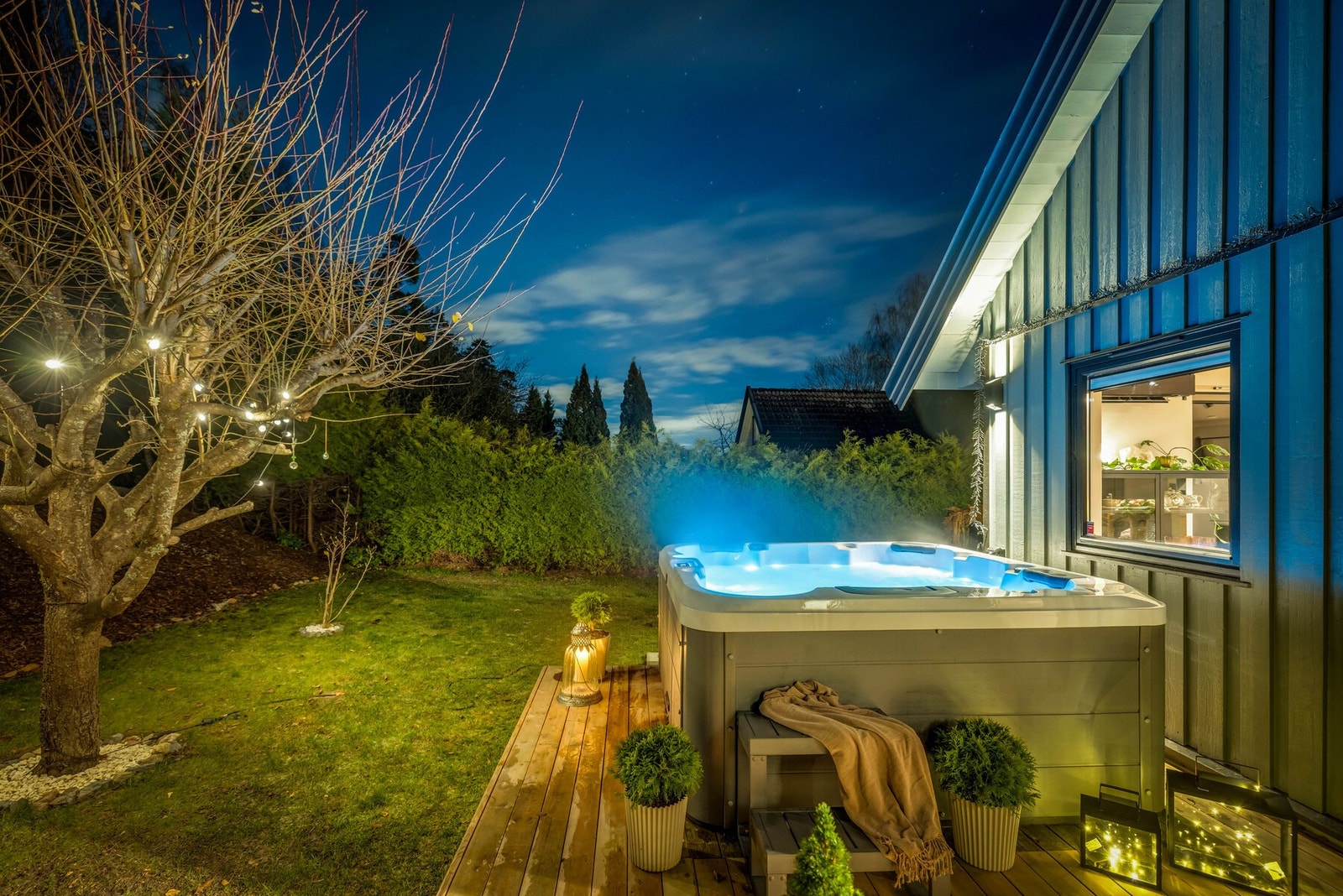 Stuen forlenges av en nordvestvendt markterrasse, der en ny jacuzzi har egen strømforsyning. Galleribilde