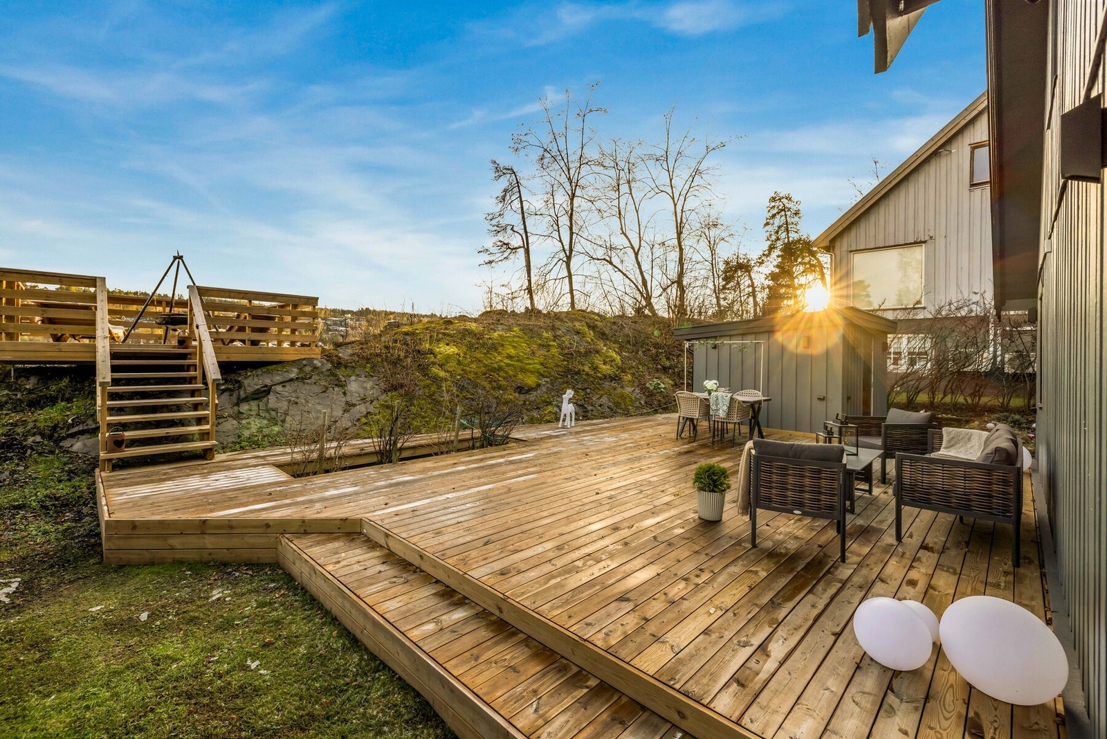 Terrassen er godt skjermet, og størrelsen gir flere soner til ulikt bruk. Galleribilde