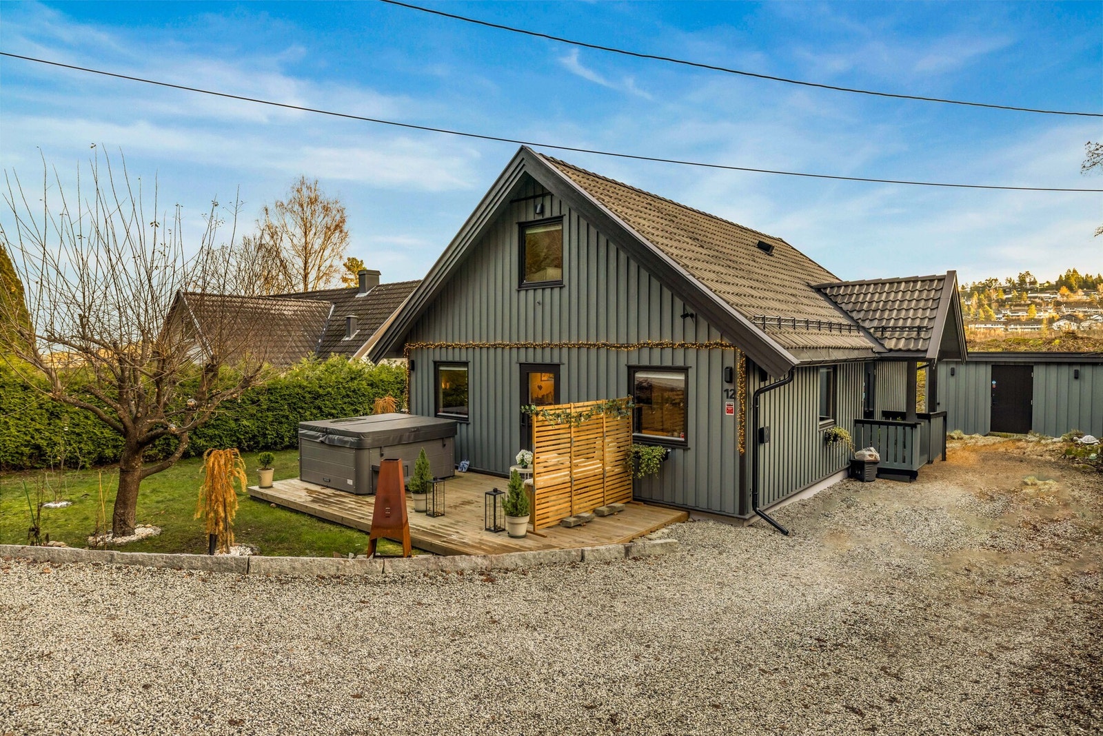 Rundt huset er tomten parkmessig opparbeidet med magnolia, gressplen, rhododendron og tre japanske trær. Galleribilde