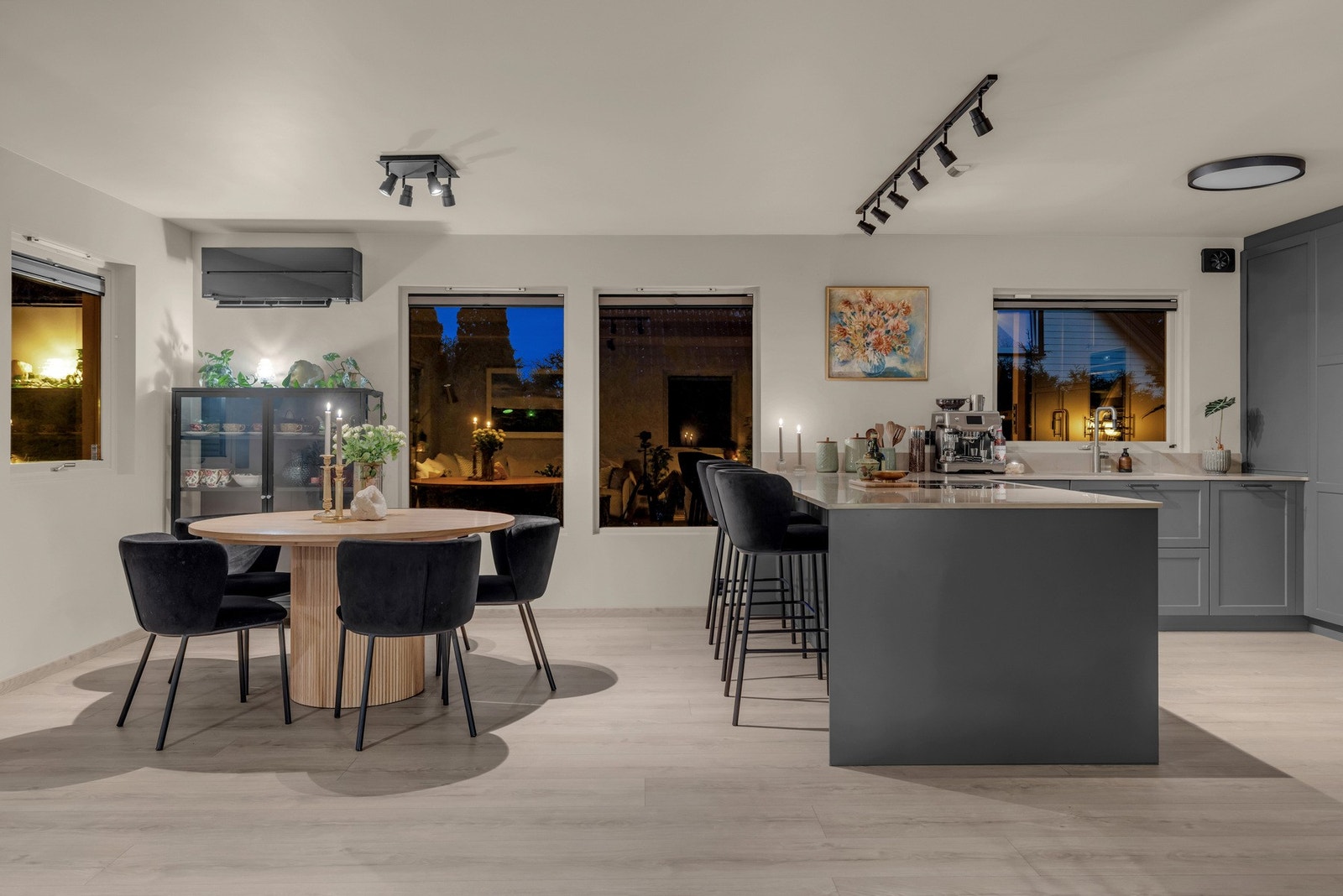 Både store og små kan bli med når maten skal lages. Galleribilde