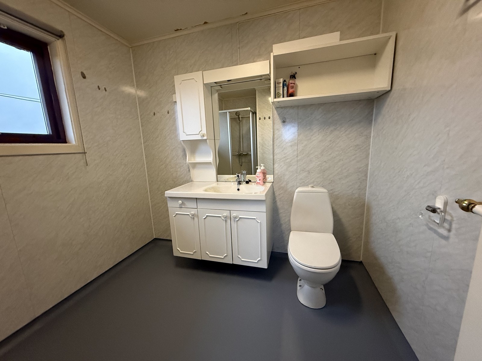 Romslig bad. Opplegg for vaskemaskin. Galleribilde