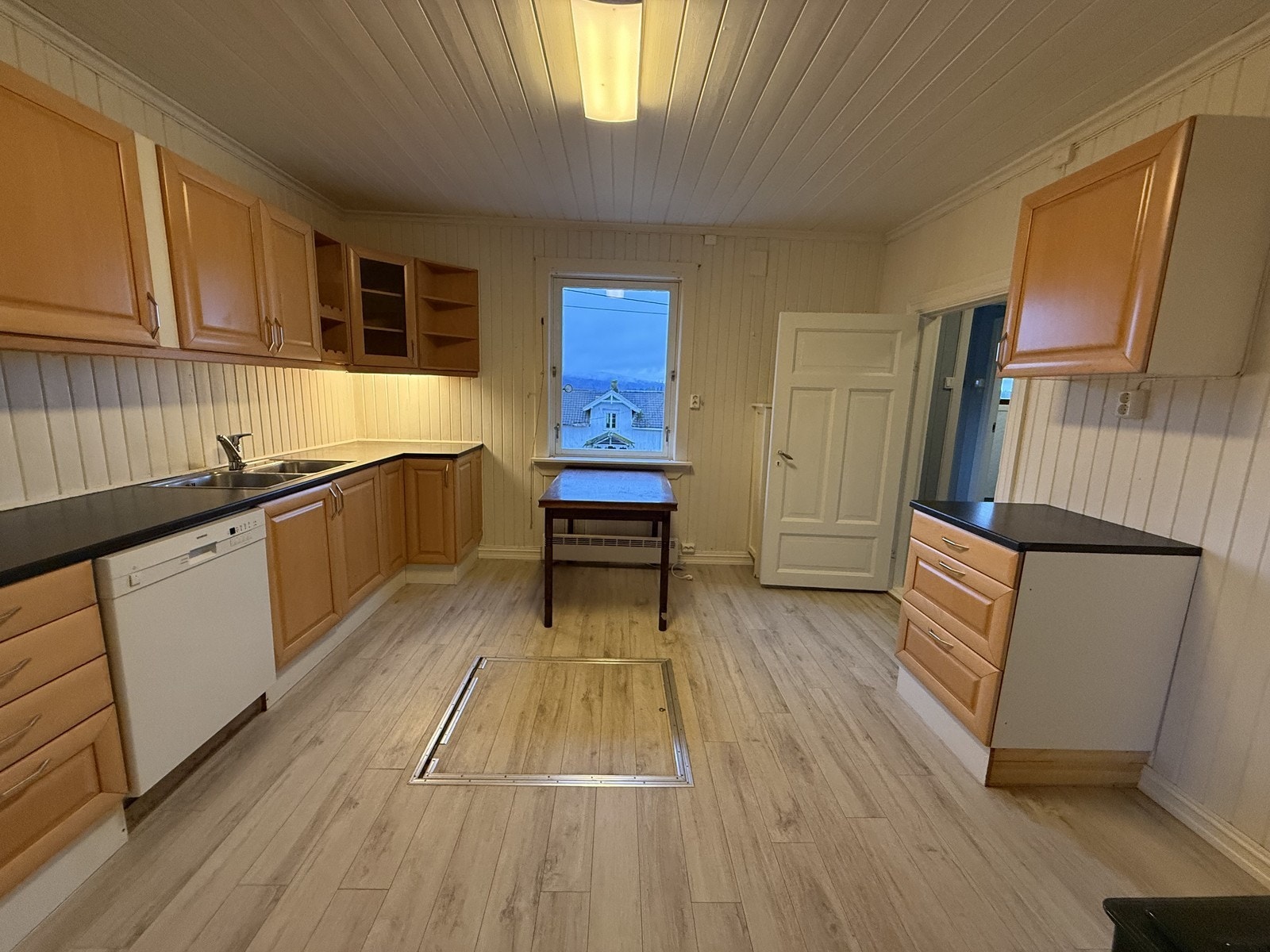 God benk og skapplass. Galleribilde