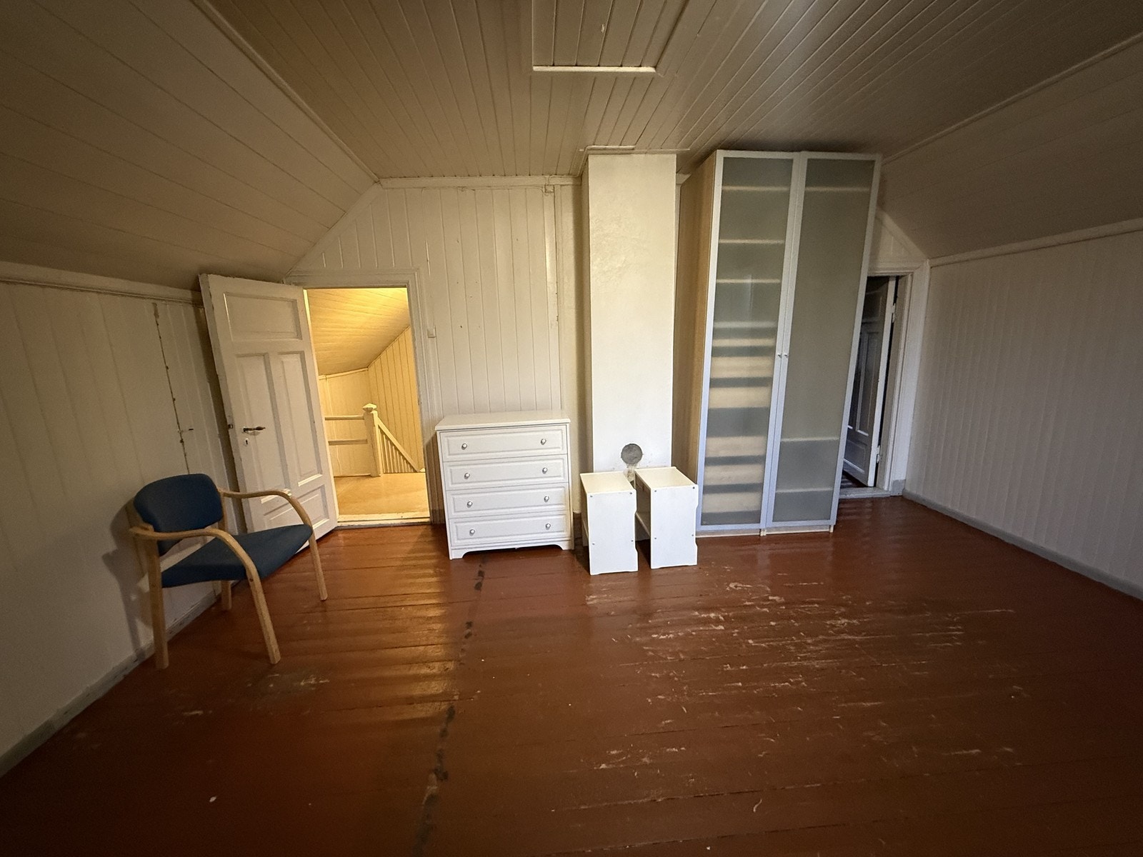 Skap/nattbord følger med. Galleribilde