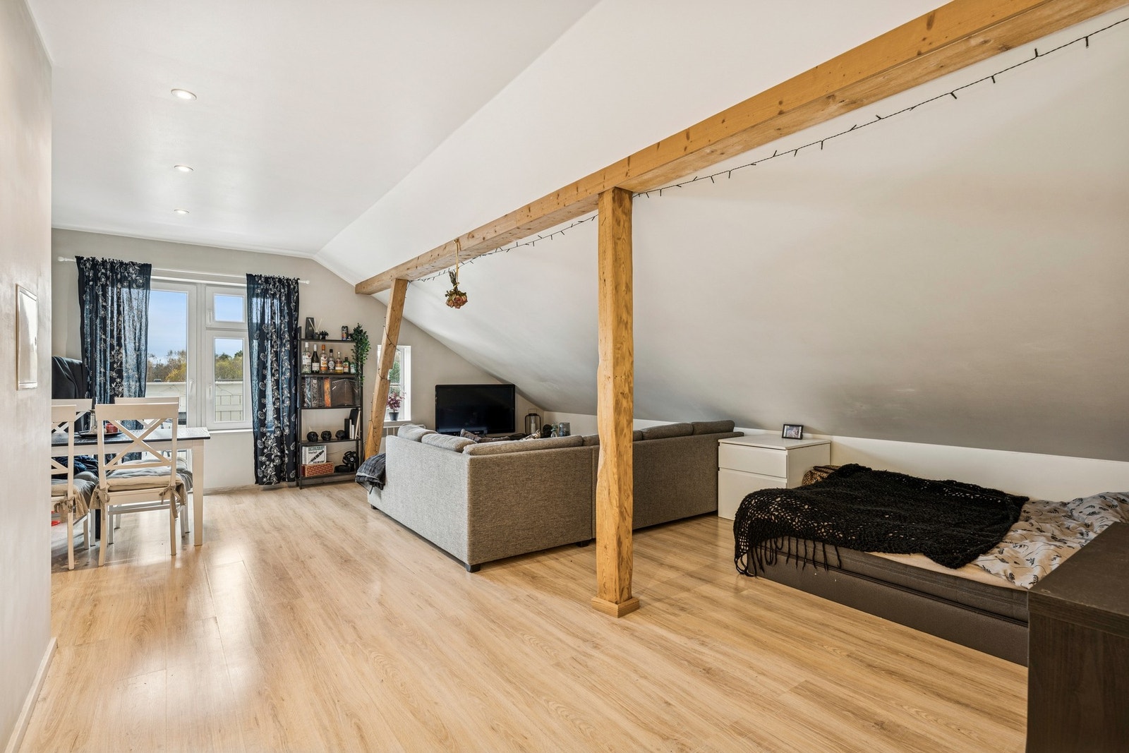 Innred stuen slik du måtte ønske. Fin plass til sofa og annet møblement. Utgang til liten balkong fra stuen. Galleribilde