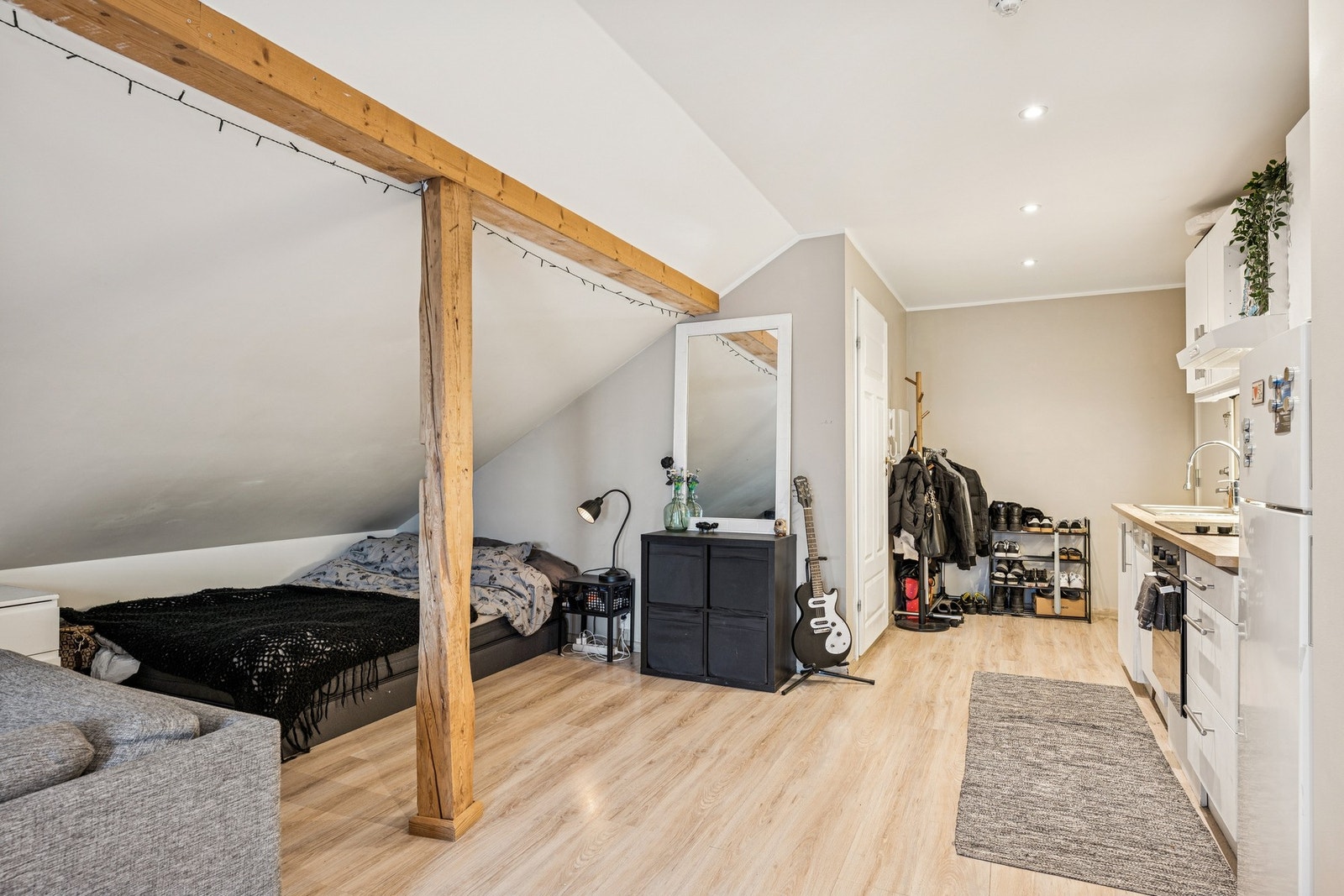 Det er fin plass til seng mellom kjøkken og stue. Galleribilde