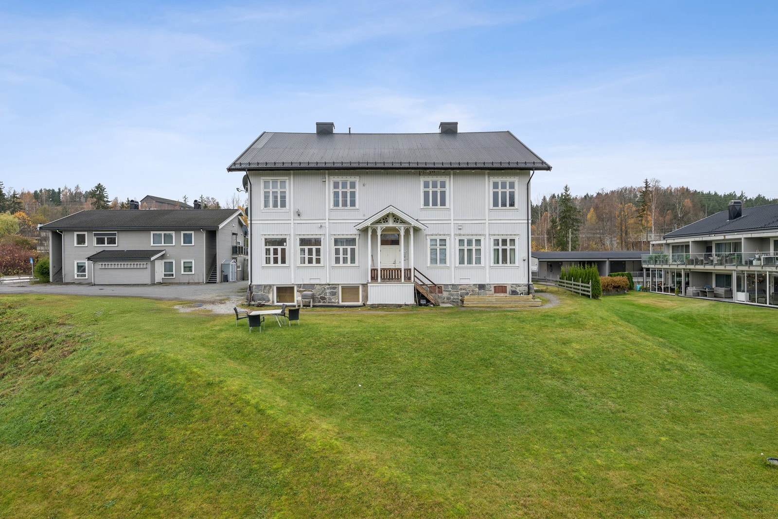 Eiendommen ligger i et etablert område på Follum, med kort vei til barnehage, skole, dagligvare og kollektivtransport. Nærheten til E16 gjør hverdagen enkel for pendlere, og Hønefoss sentrum nås på kun få minutter. Galleribilde