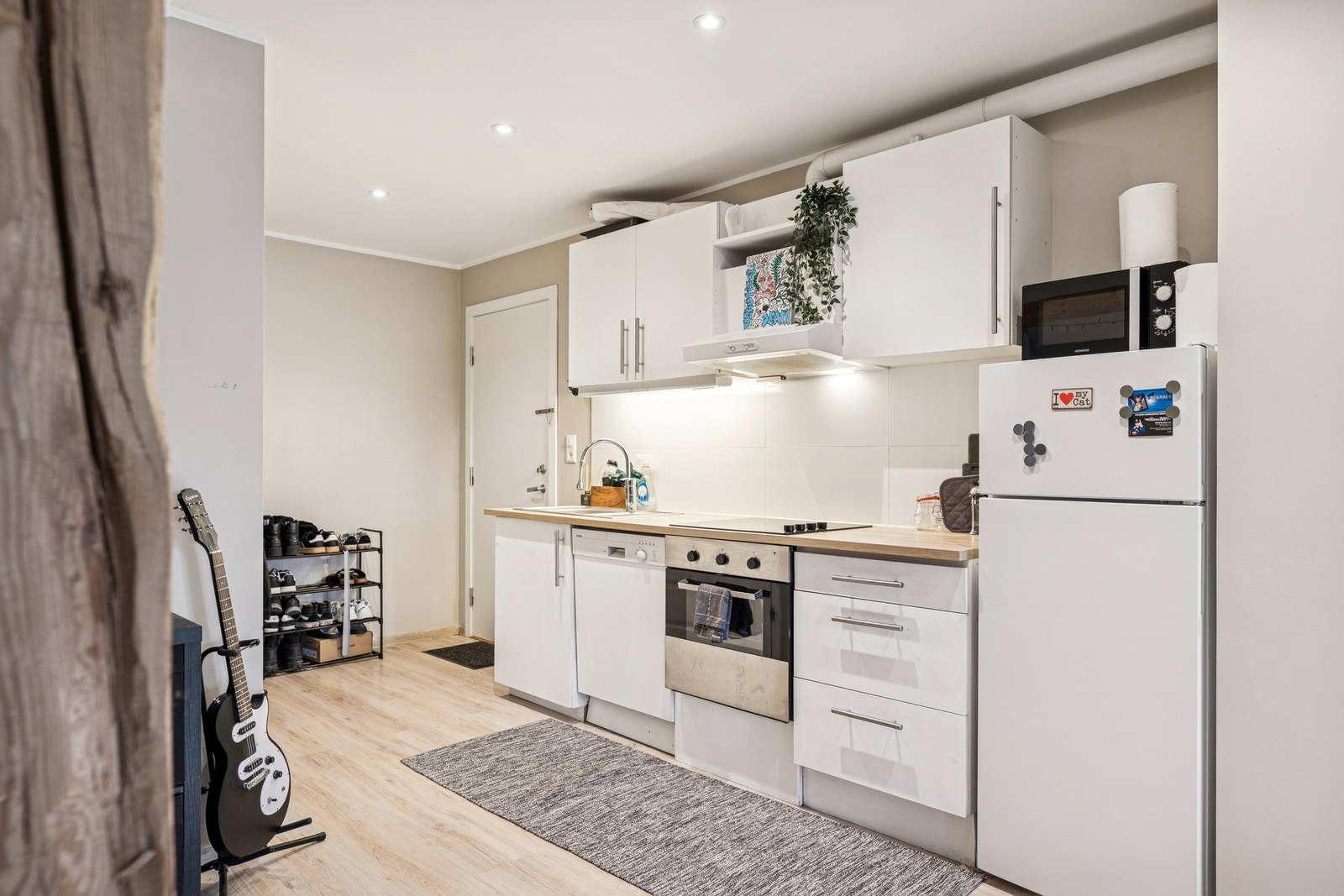 Velkommen inn! Kjøkkenet ligger i moderne åpen løsning. Galleribilde