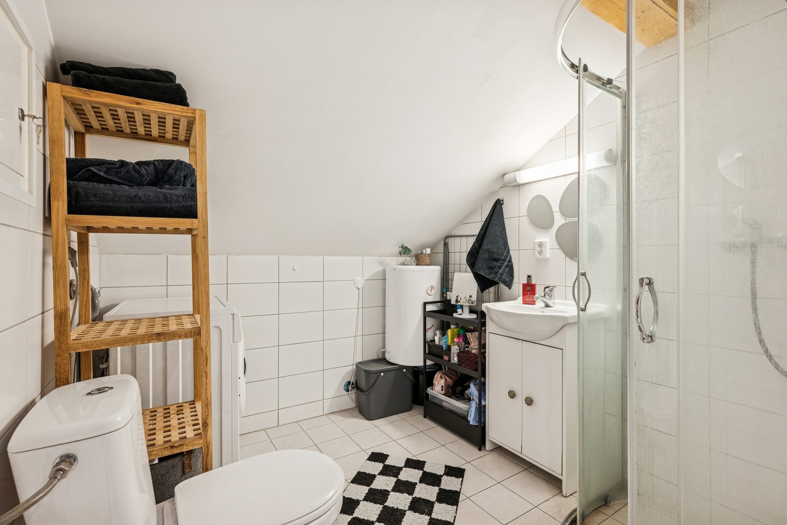 Et lyst og pent baderom. Galleribilde