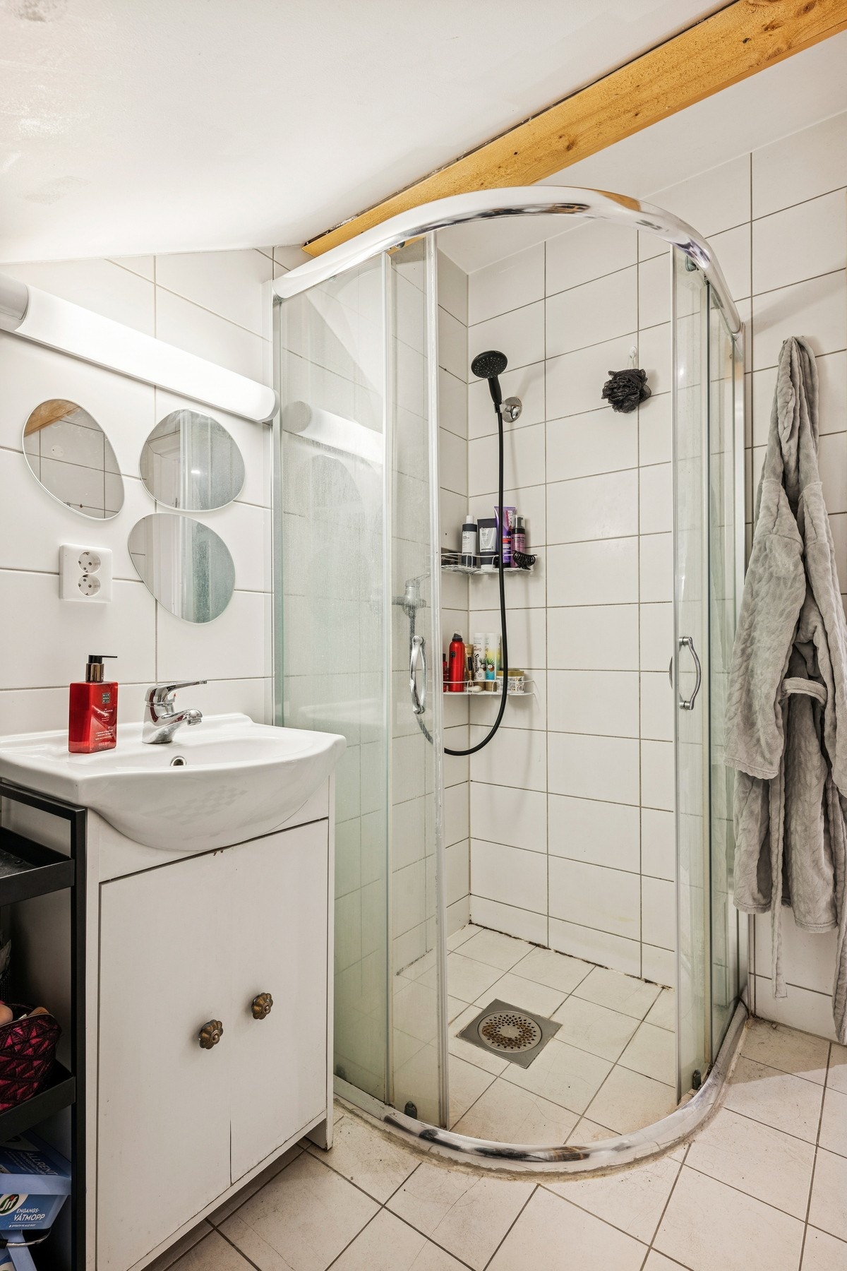 Innredet med dusjkabinett, toalett og servantinnredning. Opplegg til vaskemaskin. Galleribilde