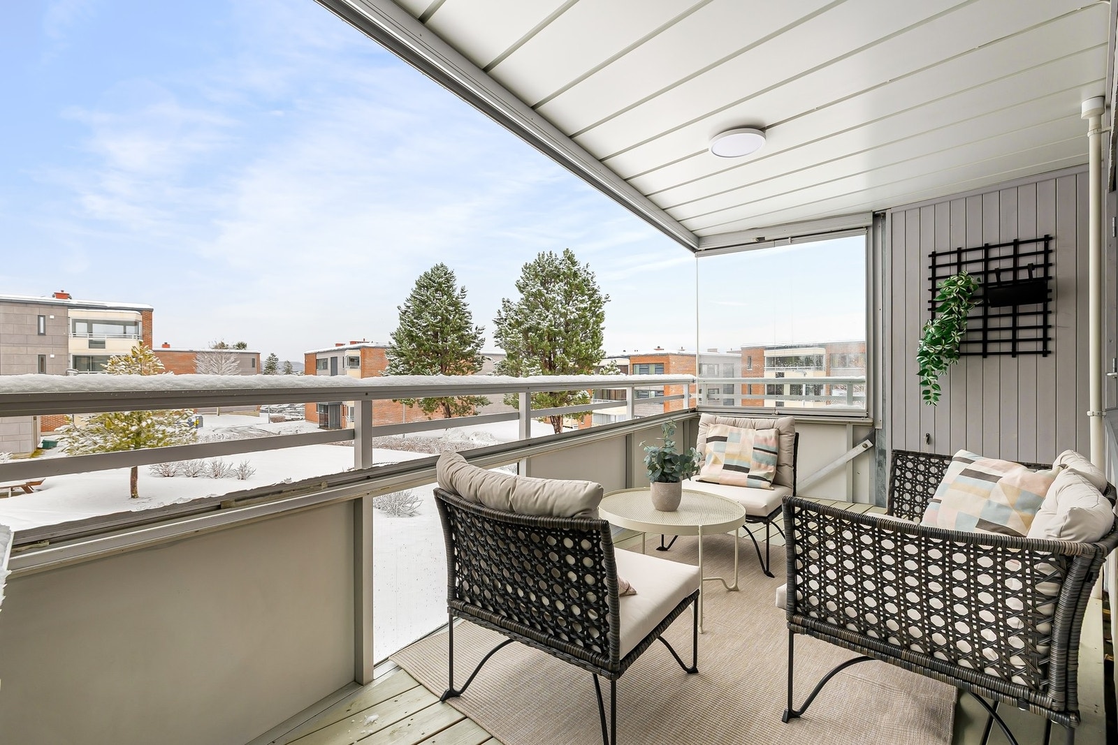 Fra stuen er det utgang til vestvendt og innglasset balkong. Her nyter man solen fra ca. kl. 13:00 til 22:00 på sommerstid. Det er lagt terrassebord på balkong. Galleribilde