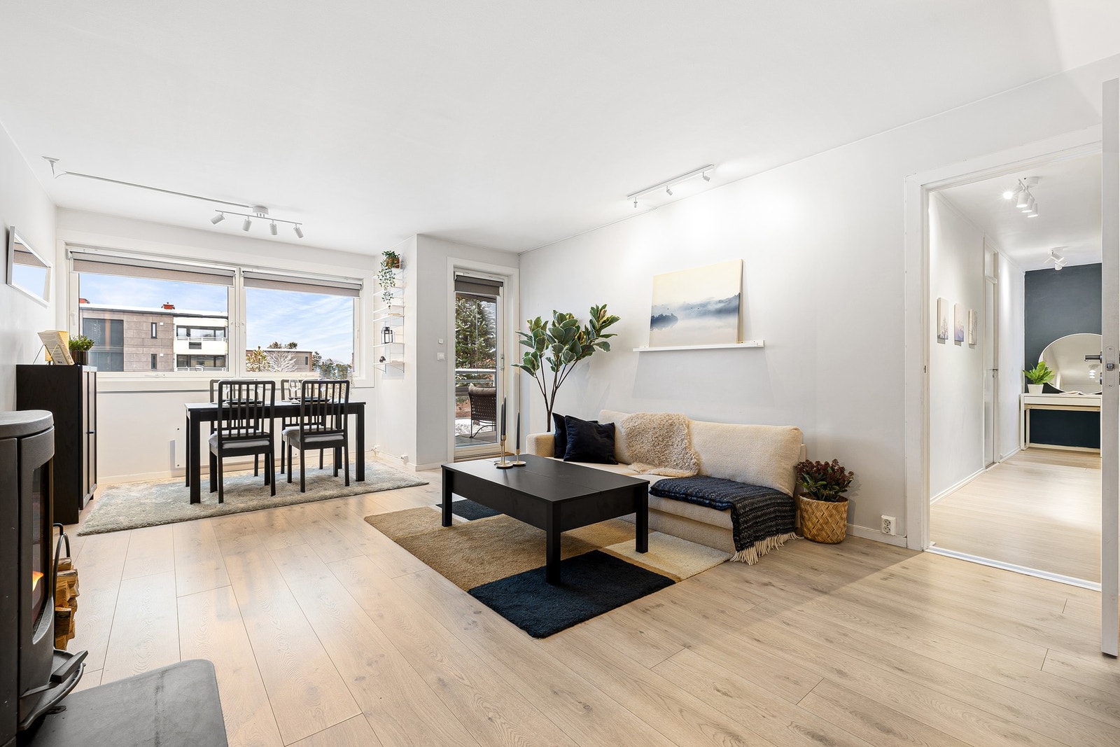 Leiligheten ligger i 2. etg, og sammen med store vindusflater bidrar dette til en lett og luftig atmosfære. Galleribilde