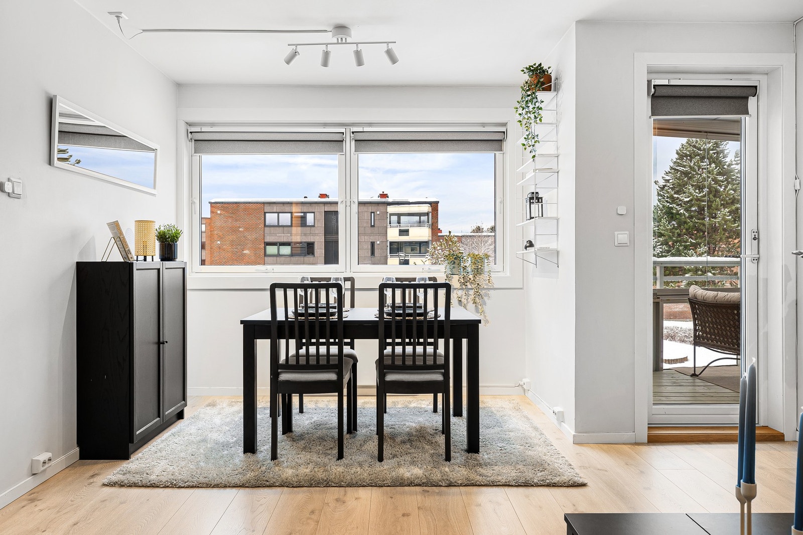 Fra stuen har du direkte utgang til den vestvendte balkongen. Galleribilde