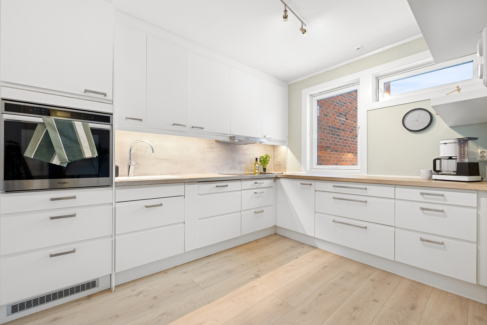 Moderne kjøkken fra 2016 med integrerte hvitevarer. Galleribilde