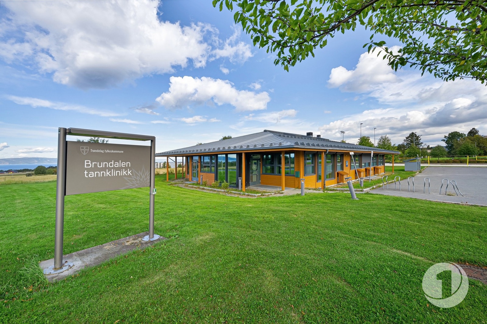 Nærområdet byr på flere dagligvarebutikker, skoler/barnehager og rekreasjonsområder. Galleribilde