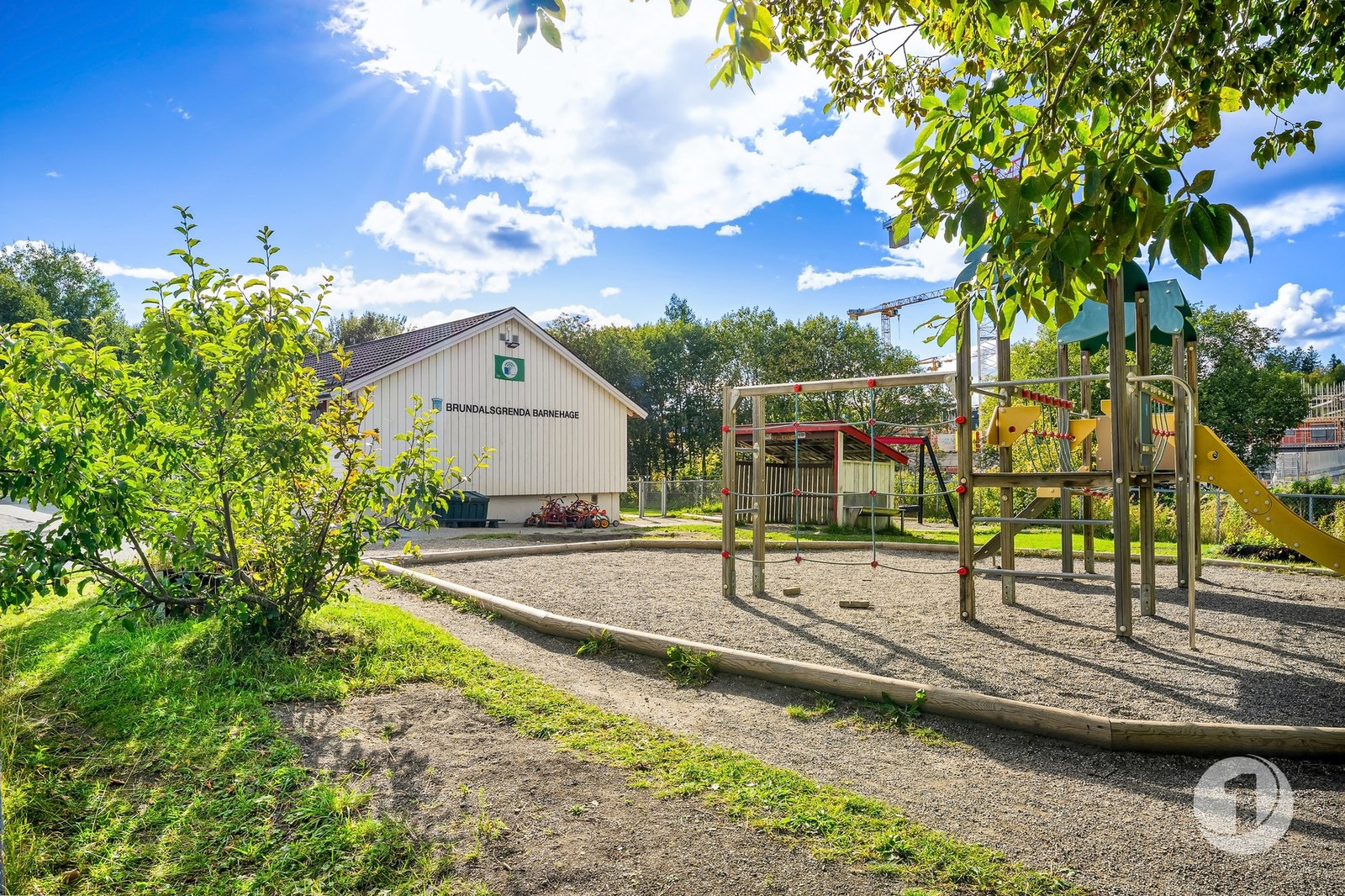 Nærområdet byr på flere dagligvarebutikker, skoler/barnehager og rekreasjonsområder. Galleribilde