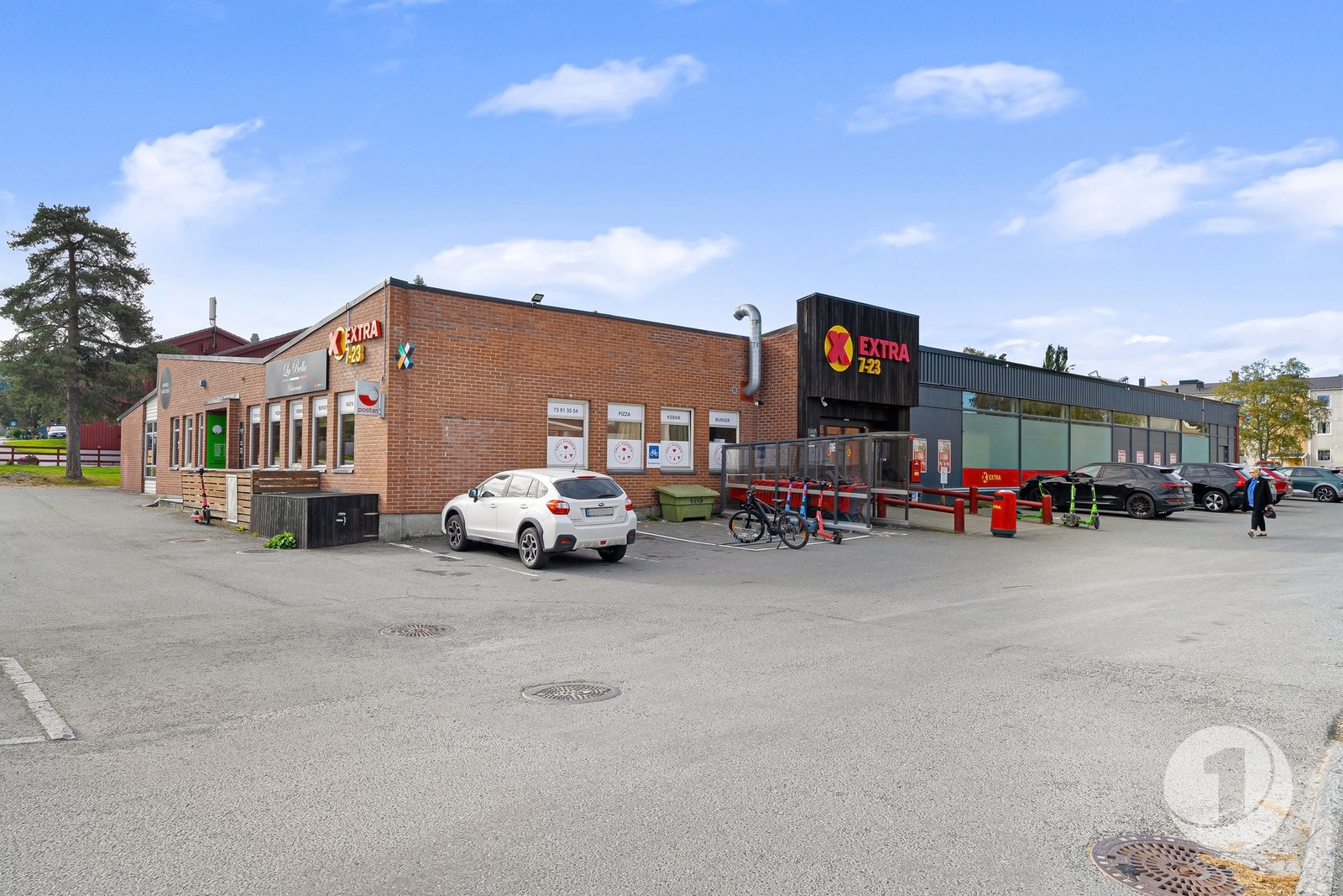 Nærområdet byr på flere dagligvarebutikker, skoler/barnehager og rekreasjonsområder. Galleribilde