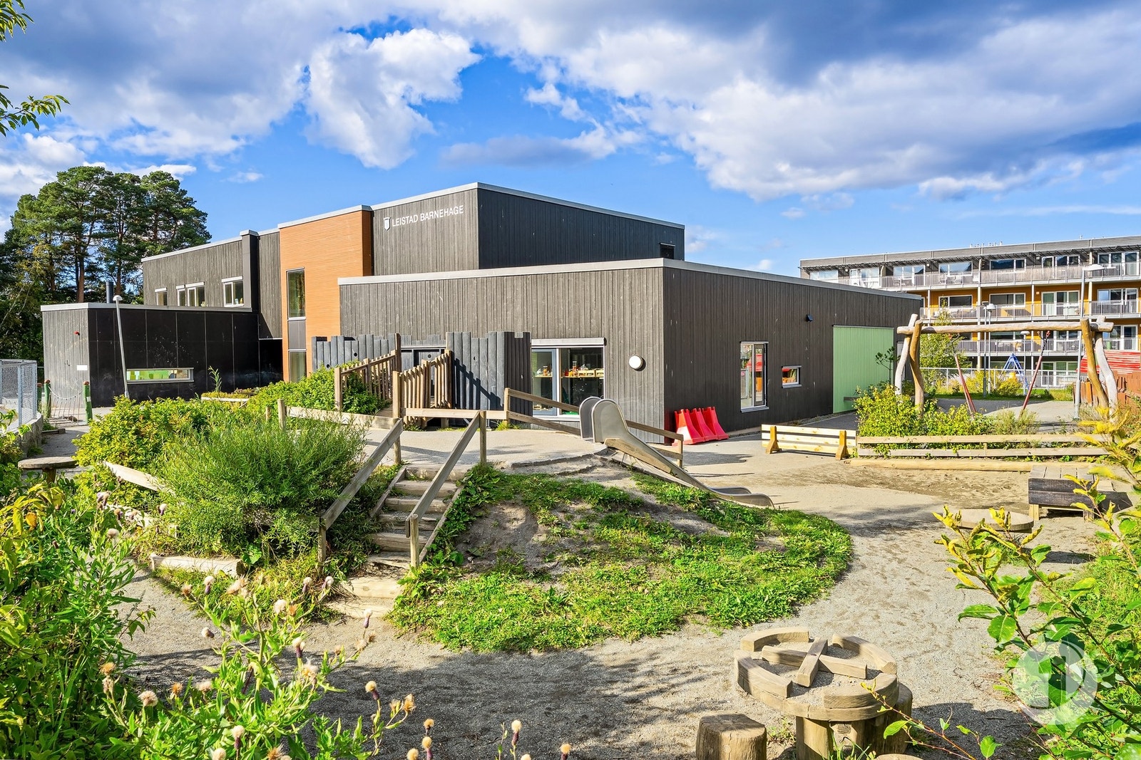 Nærområdet byr på flere dagligvarebutikker, skoler/barnehager og rekreasjonsområder. Galleribilde