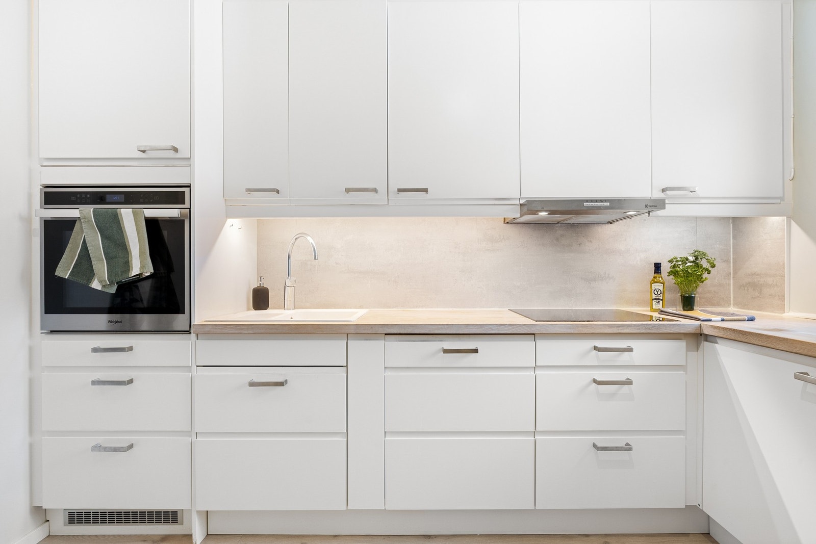 Her får du rikelig med skap- og benkeplass. Galleribilde