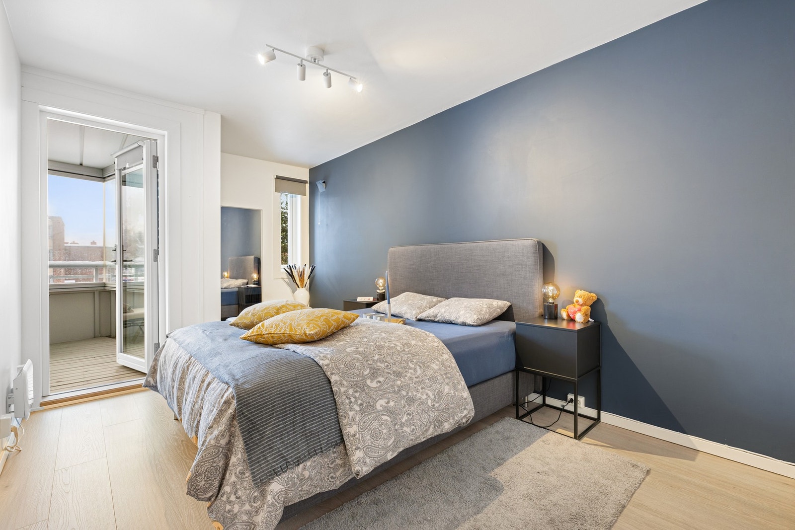 Soverom 2 er på i overkant av hele 12 kvm og har egen utgang til balkong. Galleribilde