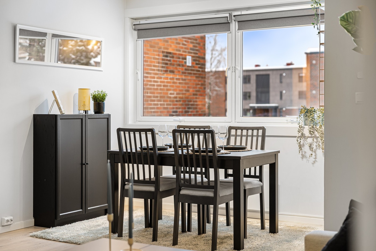 Spisebordet finner sin naturlige plass ved stuevinduene. TV-pakke, internett (fiber) og komm. avgifter er inkl. i fellesutgiftene Galleribilde