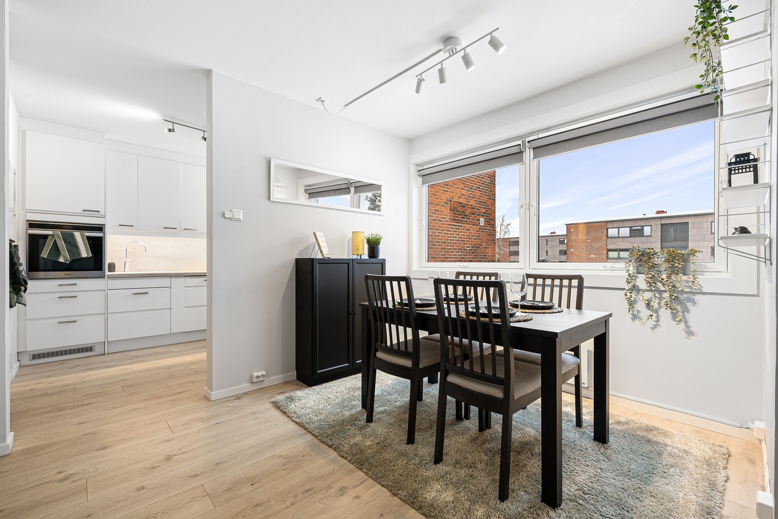 Etter renoveringen i 2018/19, hvor bl.a alle vegger ble etterisolert og vinduer byttet til 3-lags, oppleves leiligheten å være svært energieffektiv med lave strømutgifter. Galleribilde