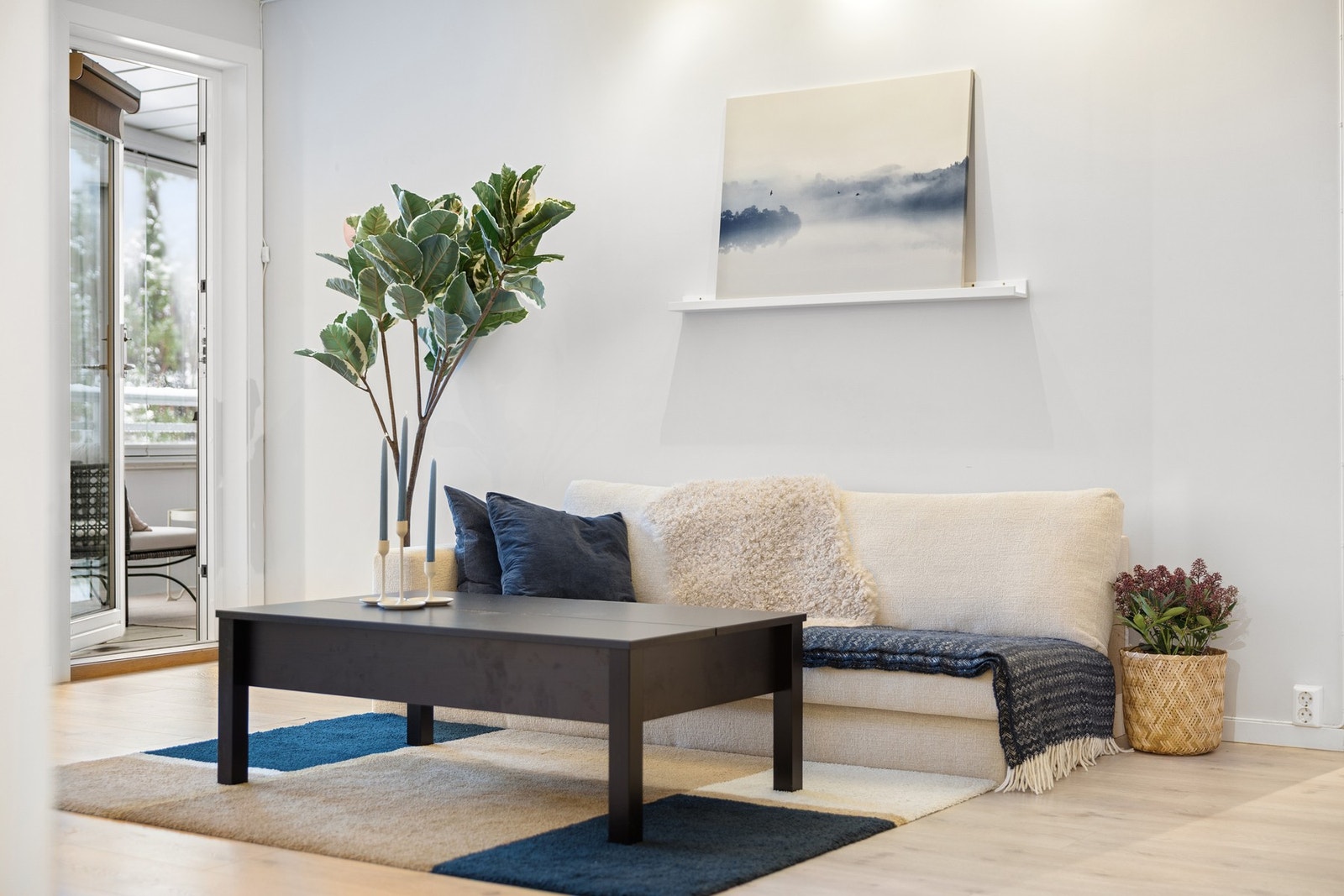 Leiligheten har en praktisk planløsning som gir rom for flere møbleringsmuligheter, og det er god plass til både sofa og spisebord. Galleribilde