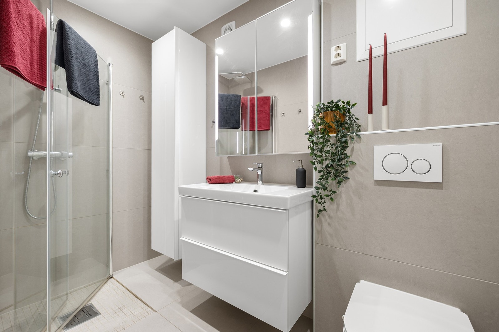 Svært flott bad med flislagte flater og varmekabler i gulv. Badet ble oppusset av fagfolk i 2017, og samtidig sammenslått med tidligere toalettrom for bedre arealutnyttelse. Galleribilde