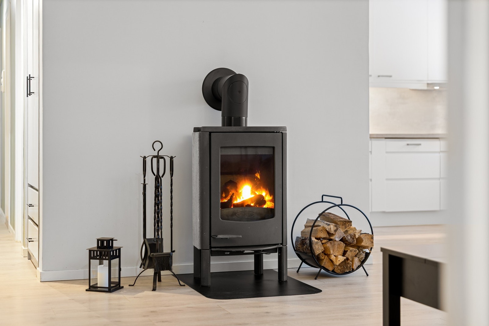 Effektiv vedovn som gir svært lunt inneklima på vinterhalvåret. Pipeløp renovert i 2008. Galleribilde