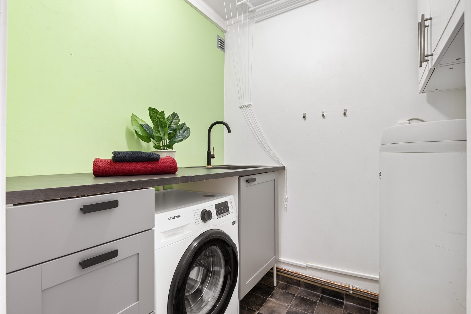 Praktisk og separat vaskerom fra 2008. Vegger ble sparklet og malt i 2022, og samtidig ble det også satt inn ny innredning fra IKEA. Galleribilde