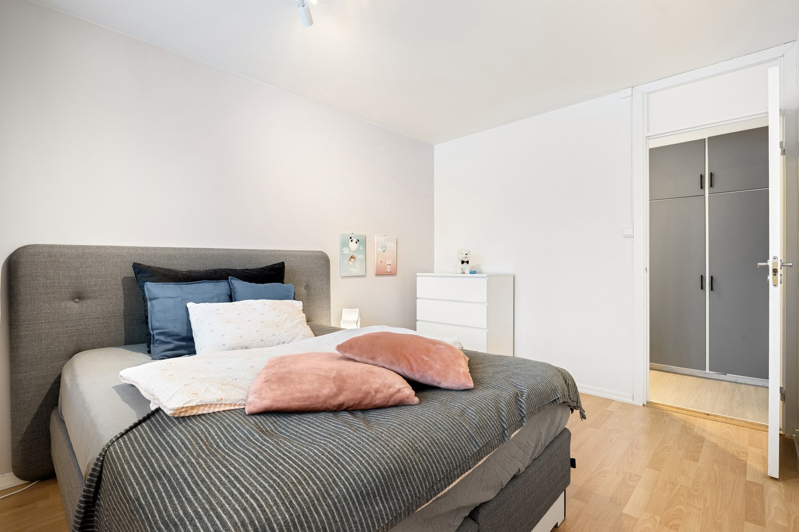 God plass til dobbeltseng og tilhørende garderobeløsning. Galleribilde