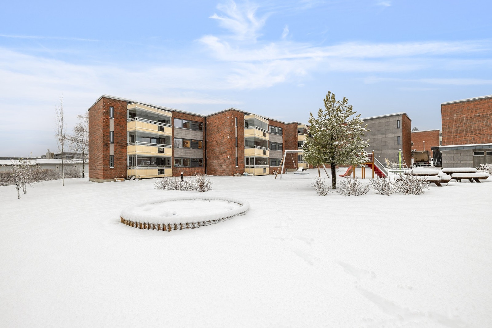 Leiligheten må sies å ha en svært god beliggenhet i feltet, hvor man ser rett ut på grøntareal og lekeplass - perfekt for barnefamilien. Galleribilde