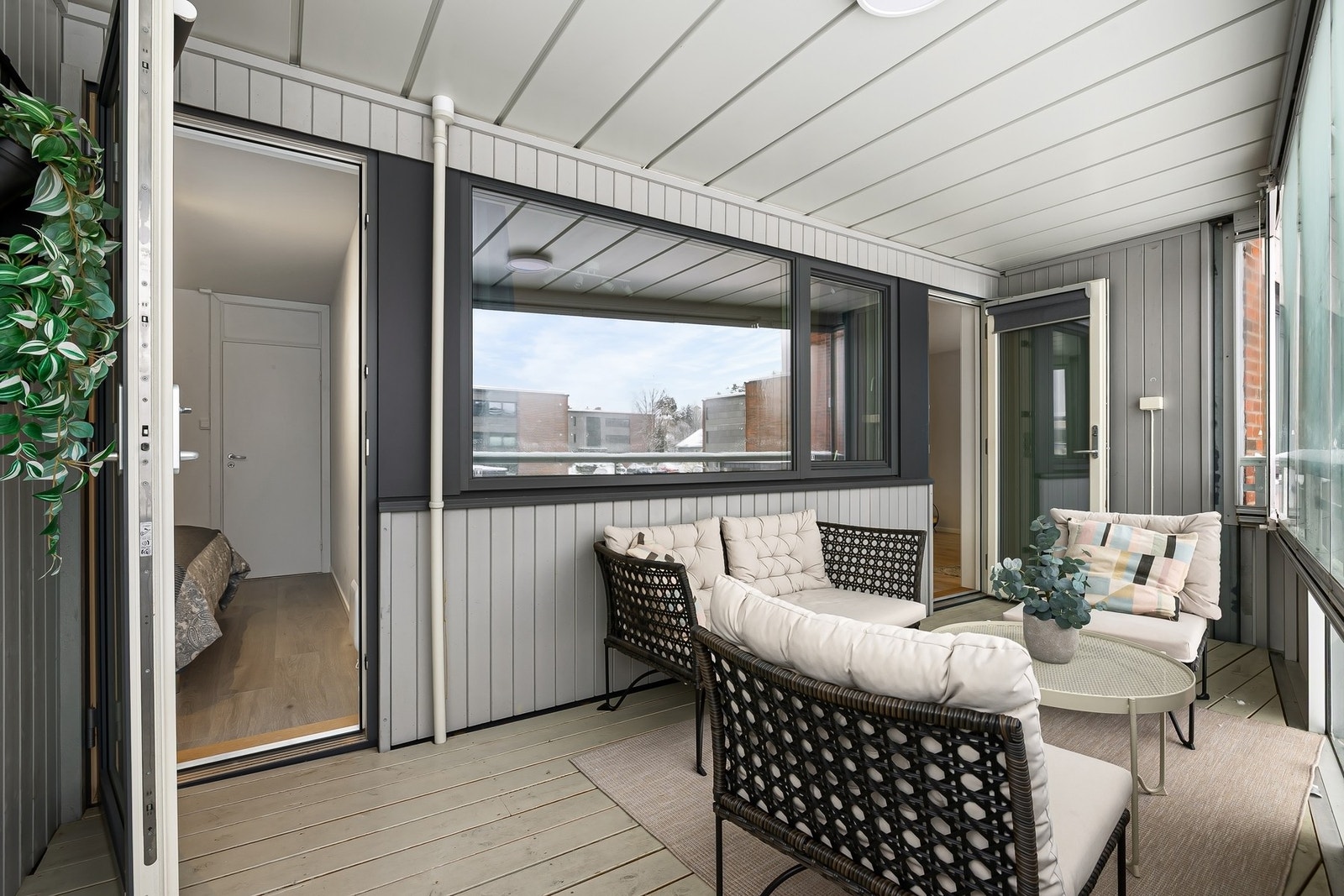 Balkongen har direkte adkomst fra både stuen og det ene soverommet. Strømuttak gjør at man f.eks kan koble opp en varmelampe og forlenge sesongen betraktelig. Galleribilde