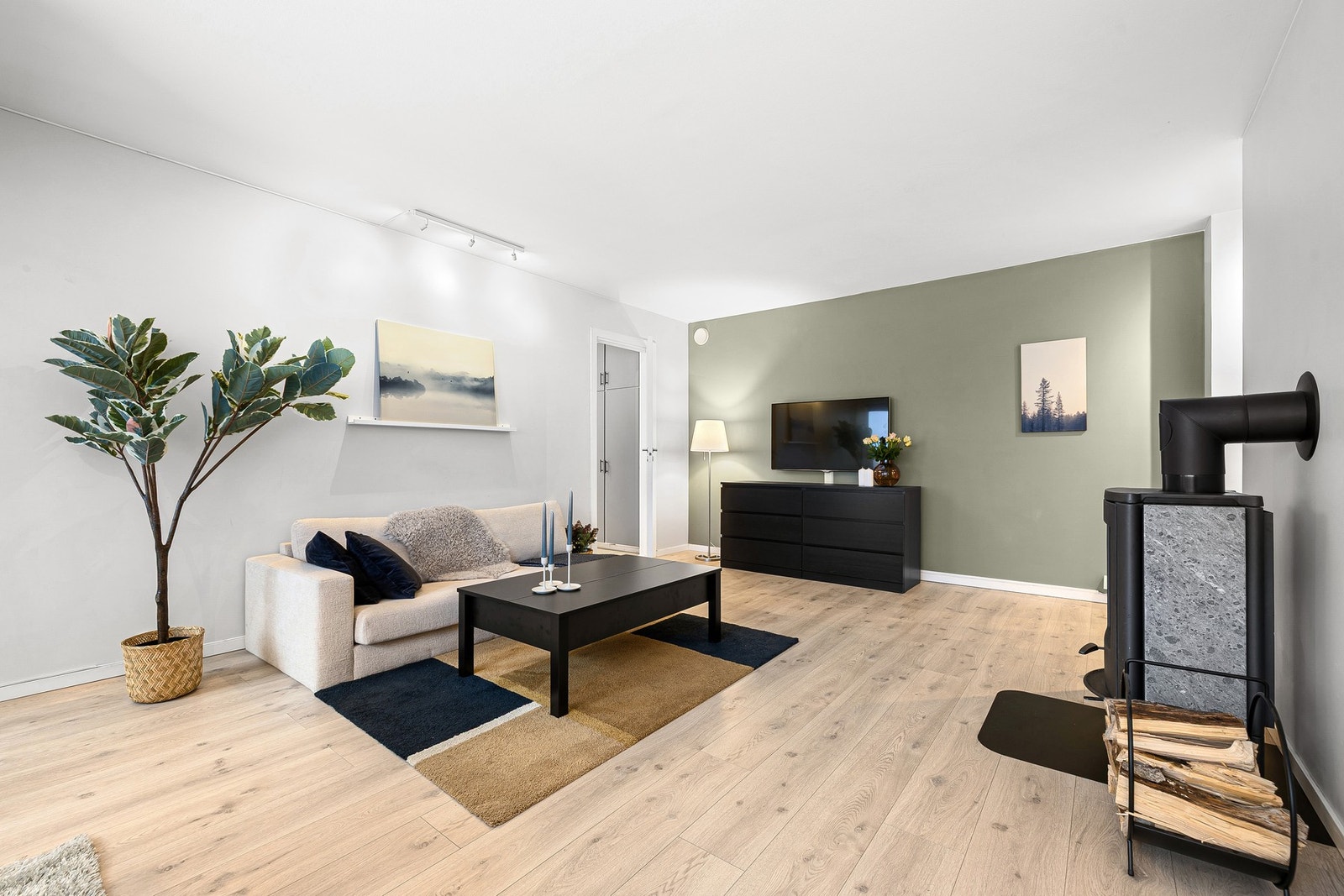 Leiligheten har tidsriktig 1-stavs gulv og vegger malt i behagelige fargetoner. Galleribilde