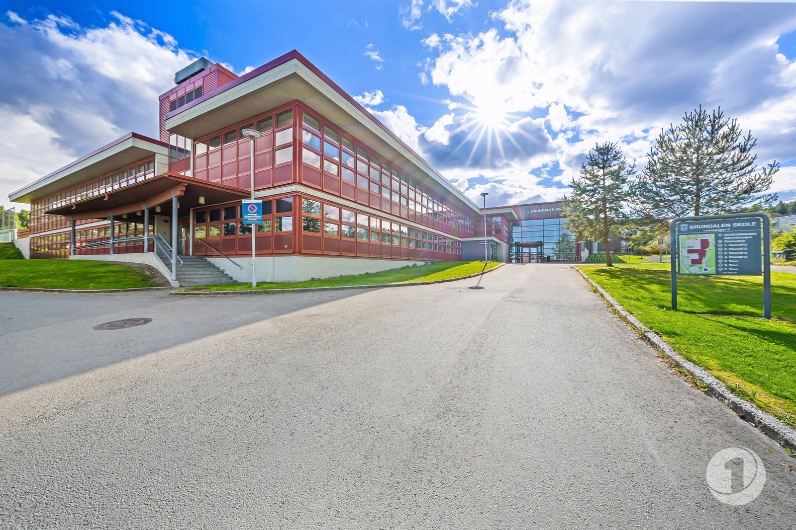 Nærområdet byr på flere dagligvarebutikker, skoler/barnehager og rekreasjonsområder. Galleribilde