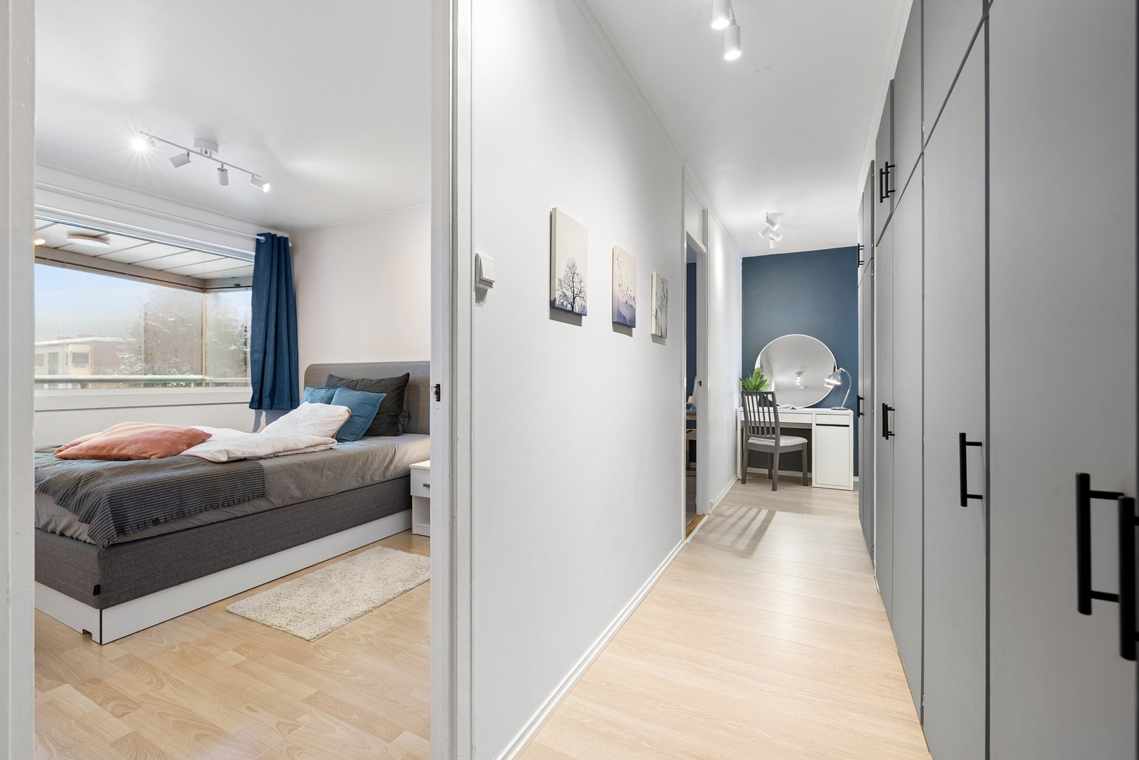 Soveromsgang med mye lagringsplass i skap, som for øvrig ble fornyet med maling og håndtak i 2025. Kjekt kontorhjørne i enden av gangen. Galleribilde