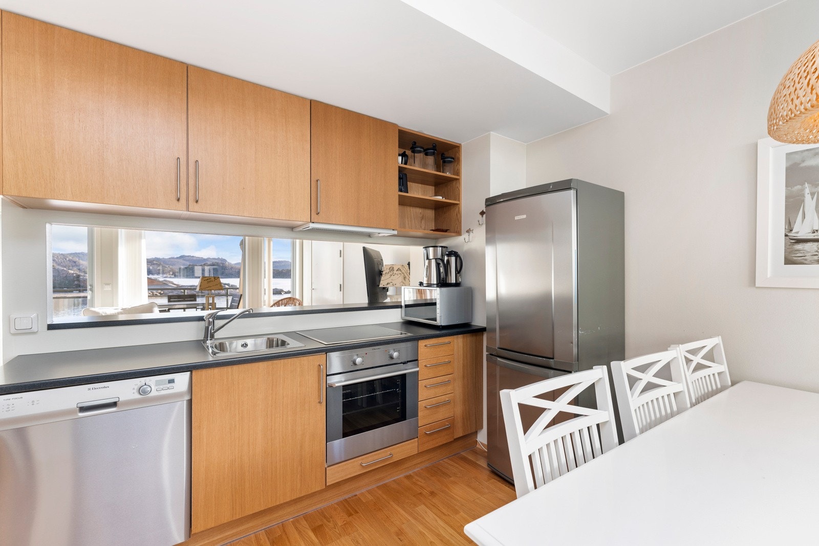 Kjøkken med hvitevarer som medfølger salget Galleribilde