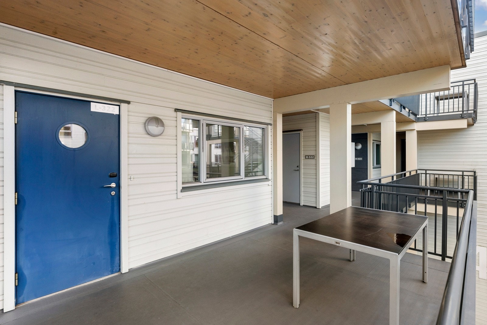 Medfølger veranda ved inngangsparti med sittegruppe Galleribilde