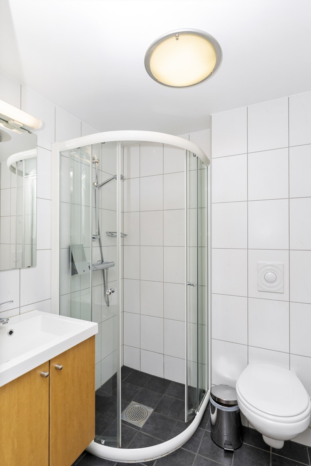 Flislagt bad som tilhører hotellrommet Galleribilde