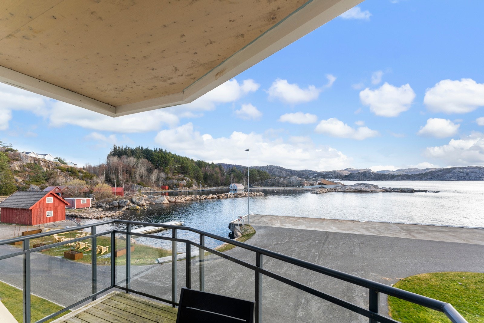 Kort spasertur unna finner du verdenskjente "Under" samt fine sandstrender Galleribilde