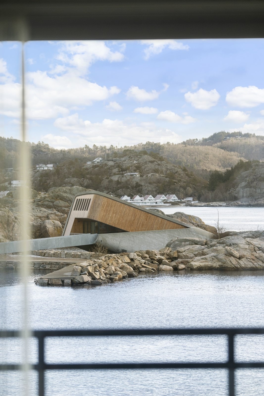 Fra leiligheten er utsikt til Under - verdens største undervannsrestaurant Galleribilde