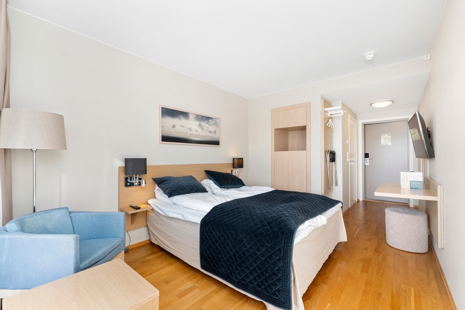 Hotellrom er enkelt men delikat innredet Galleribilde