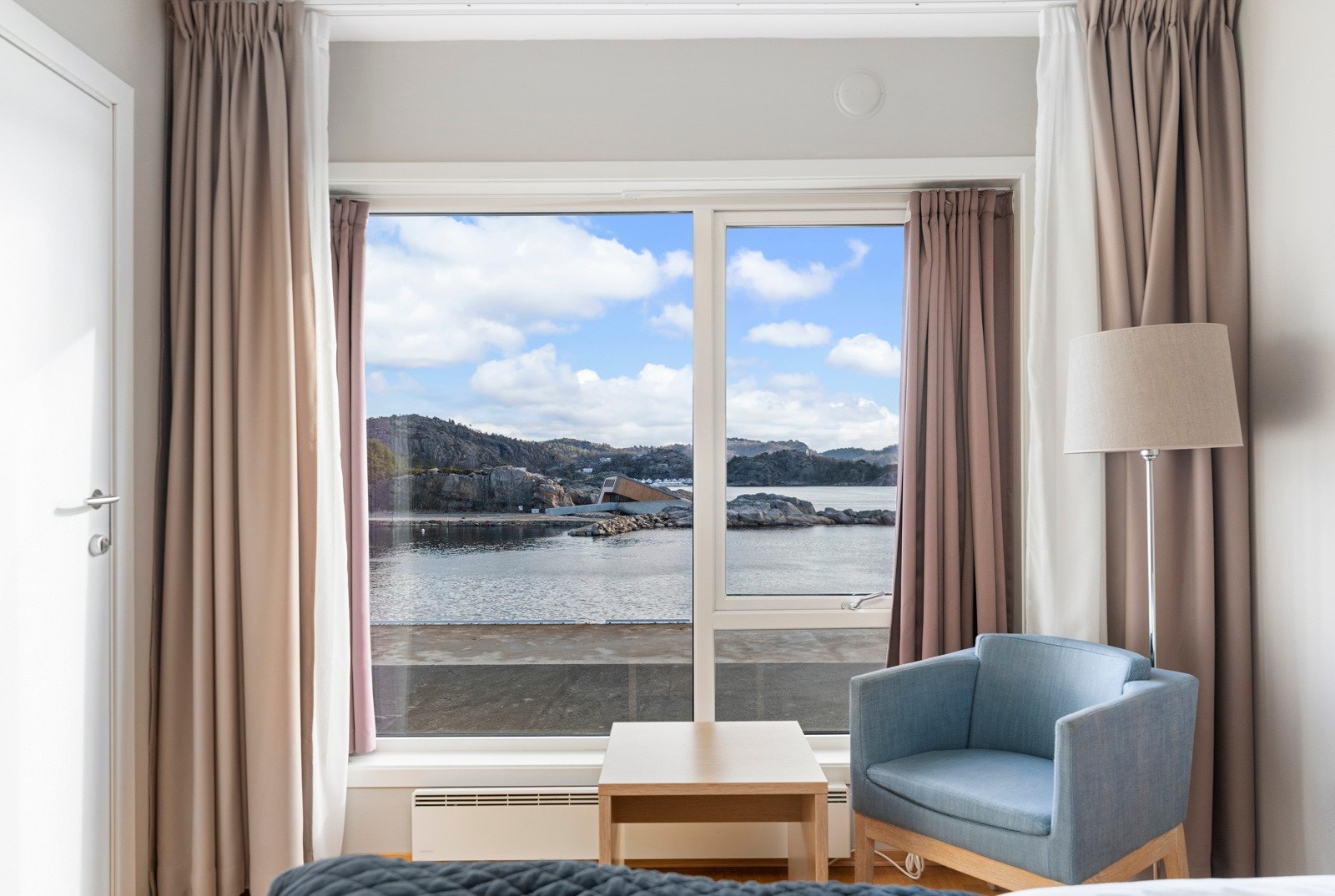 Herfra er flott utsikt fra store vinduer Galleribilde