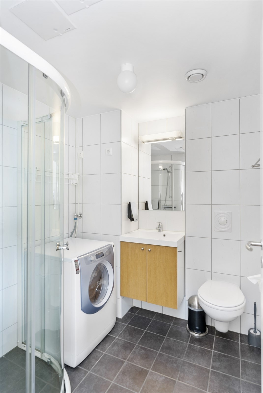 Bad som tilhører leiligheten har vaskemaskin som medfølger salget Galleribilde