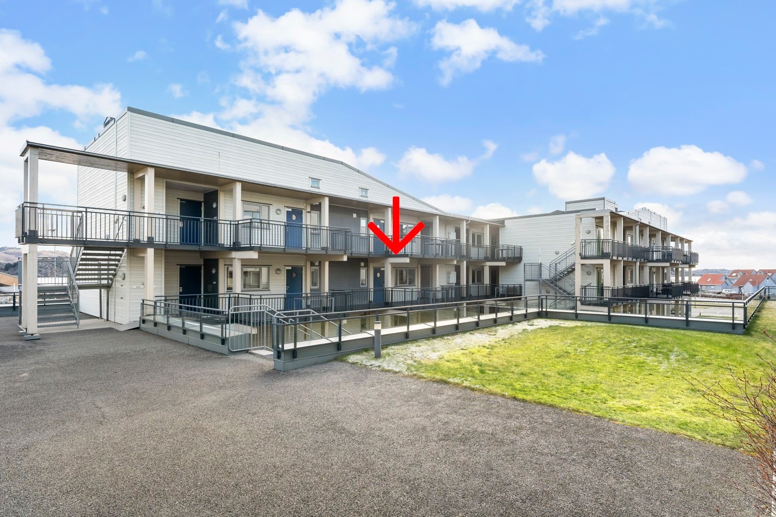 Leiligheten ligger i 2 etasje med trapper fra parkeringsplass samt heis fra resepsjonsbygget like ved Galleribilde