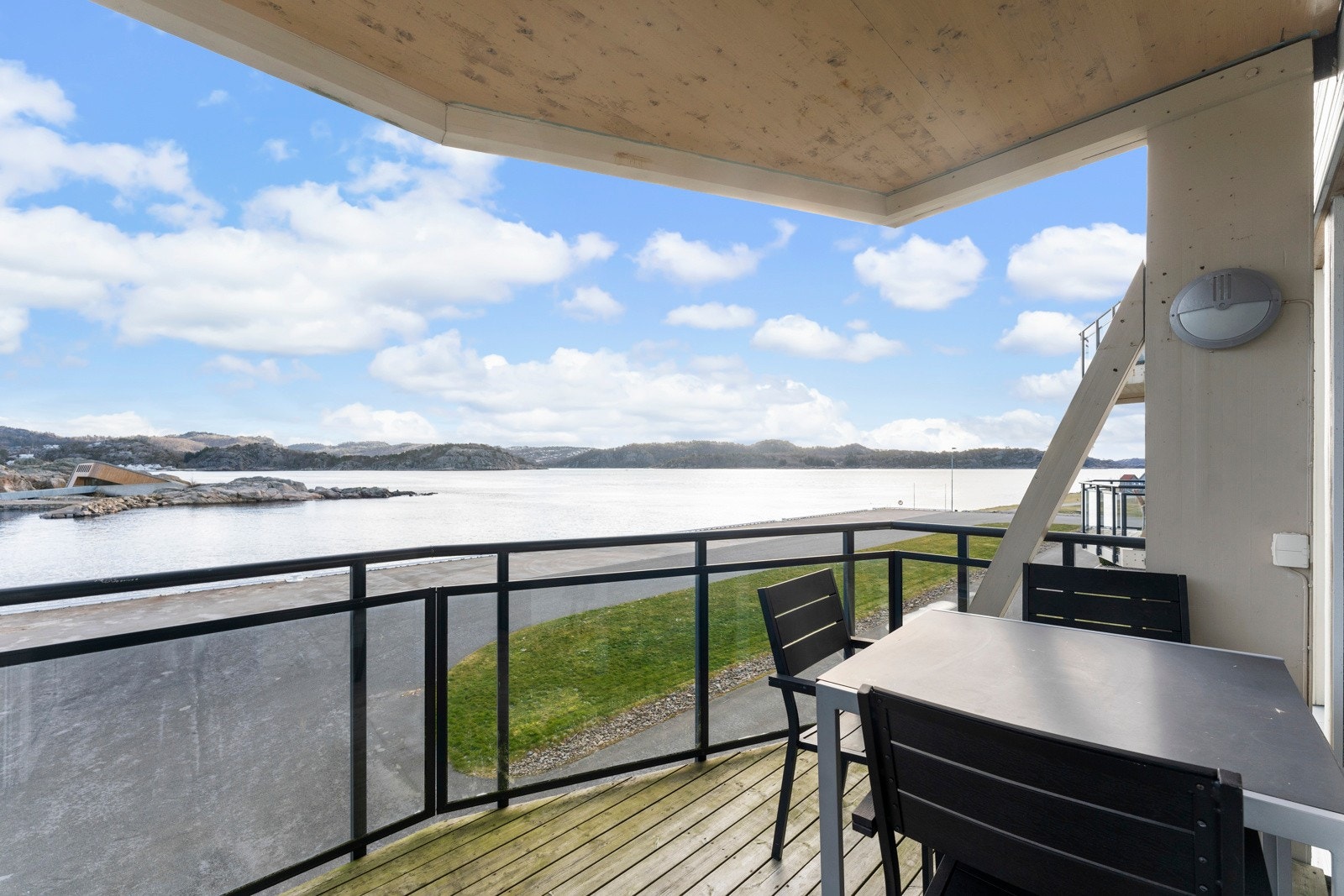 Her kan du nyte morgensola og en god kopp kaffi til denne flotte utsikten Galleribilde