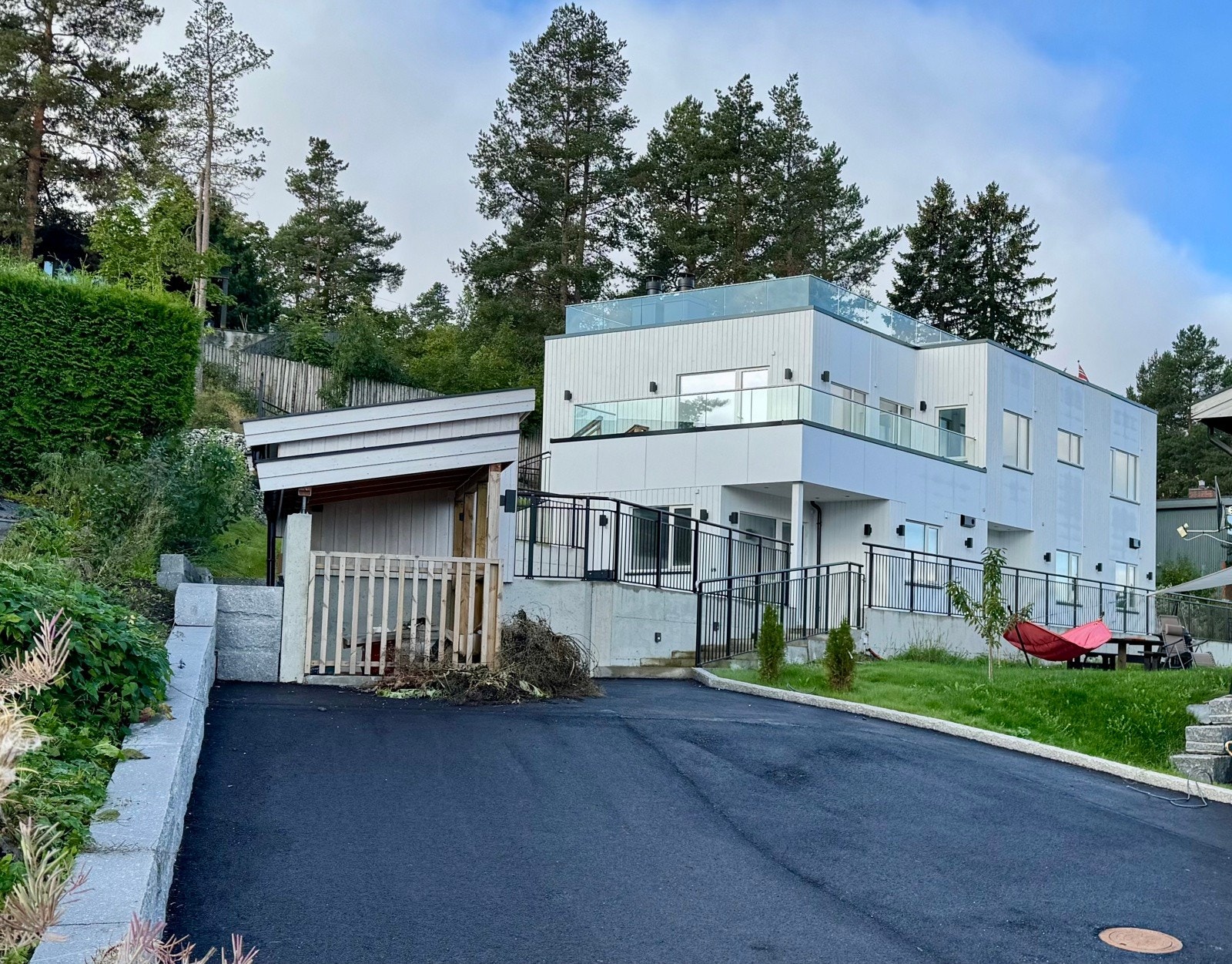 Stipulerte leieinntekter 144 000,- pr år | Eiendommen er i gjennomført funkisstil | overbygg til renovasjon | sportsbod | varme i støpte trapper Galleribilde