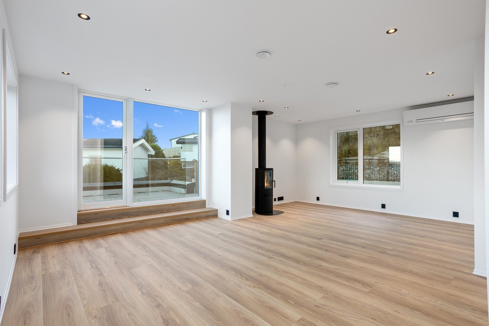 Stor stue med utgang til 24 kvm takterrasse i tillegg til takterrasse på 44 kvm | downlights Galleribilde