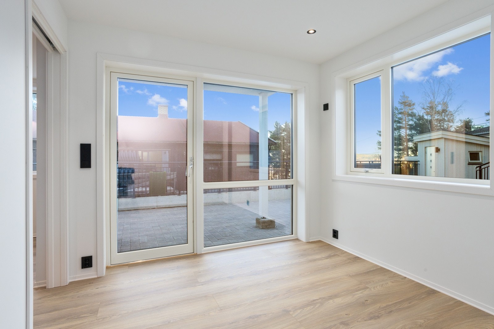 Soverom / sovealkove (er ikke delt av med vegg) med utgang til steinsatt uteareal Galleribilde